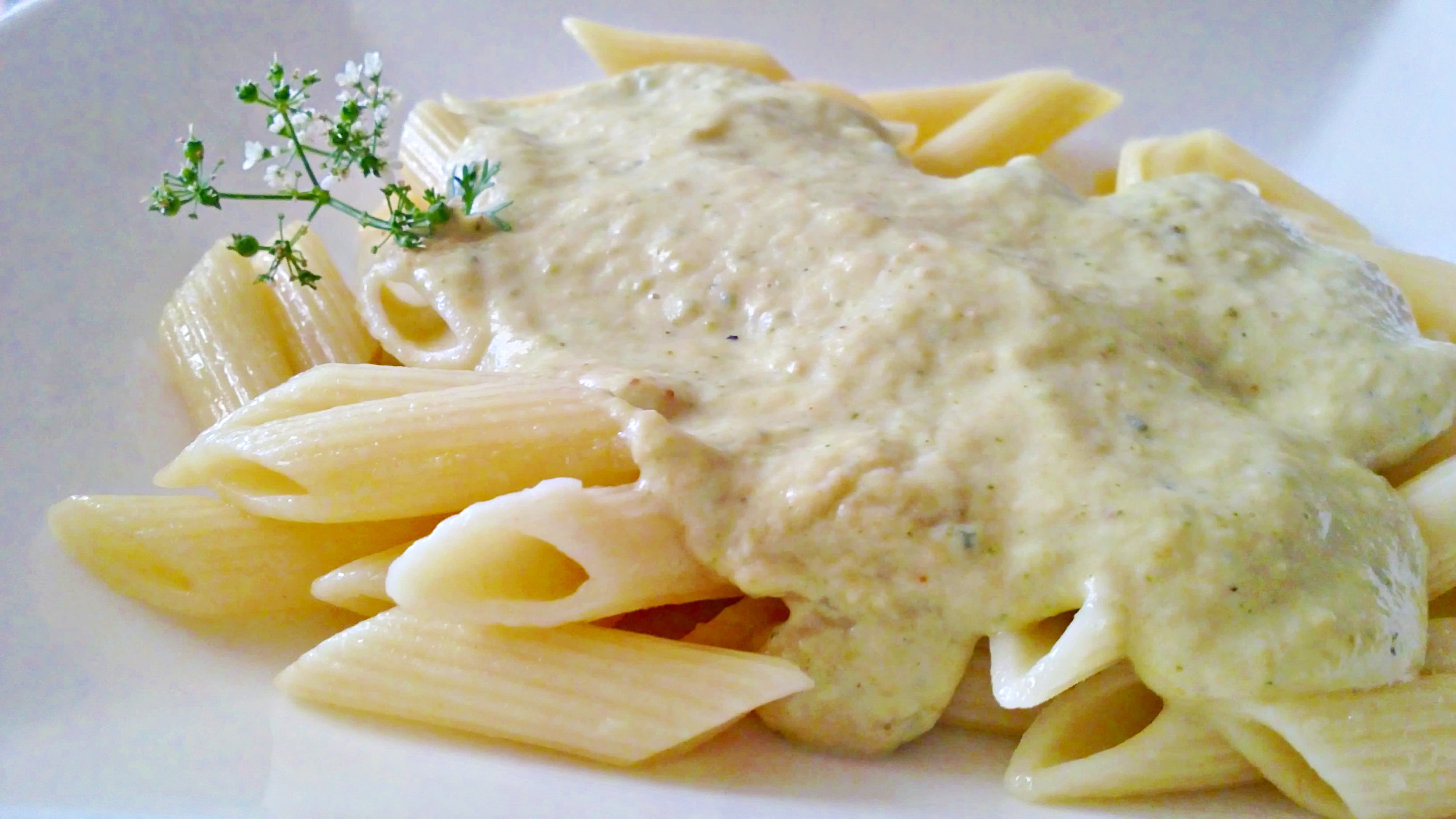 Penne al pesto di melanzane e mandorle