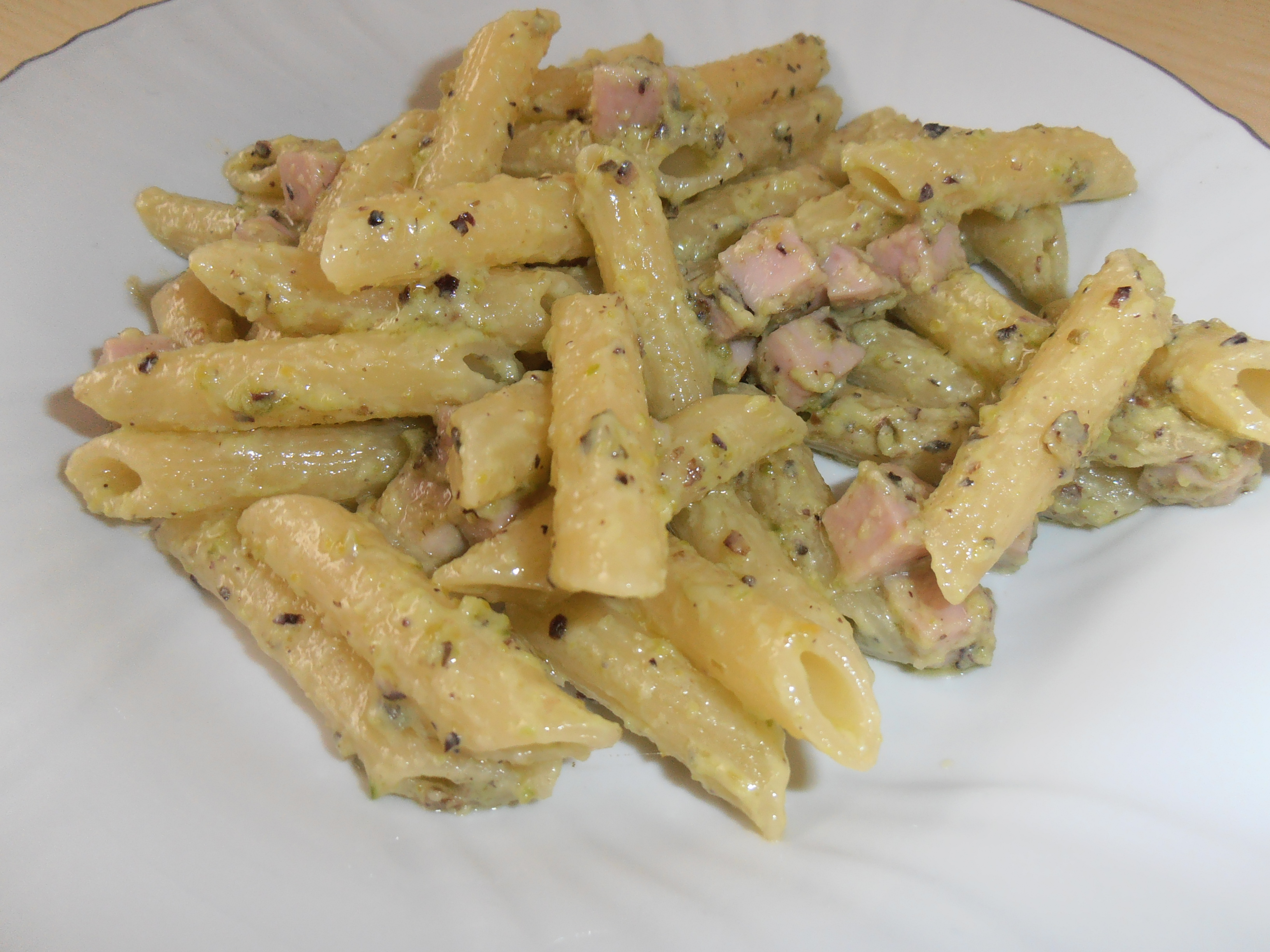 Penne al pesto di pistacchio e prosciutto