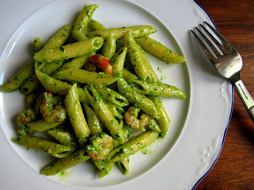 Penne al pesto di rucola e gamberetti
