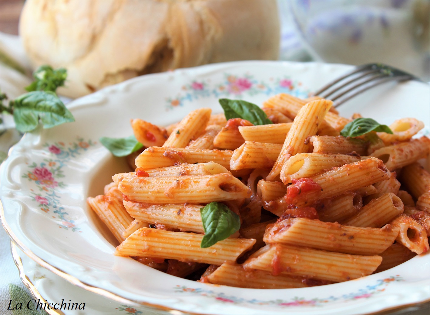 Penne al pomodoro, basilico e paté di olive nere
