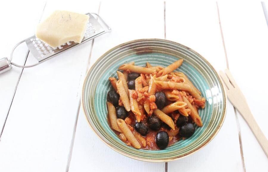 Penne al sugo con pancetta e olive