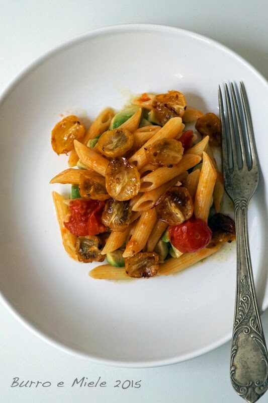 Penne al sugo di pomodorini, su letto di tartare di avocado, con pomodorini gialli arrostiti