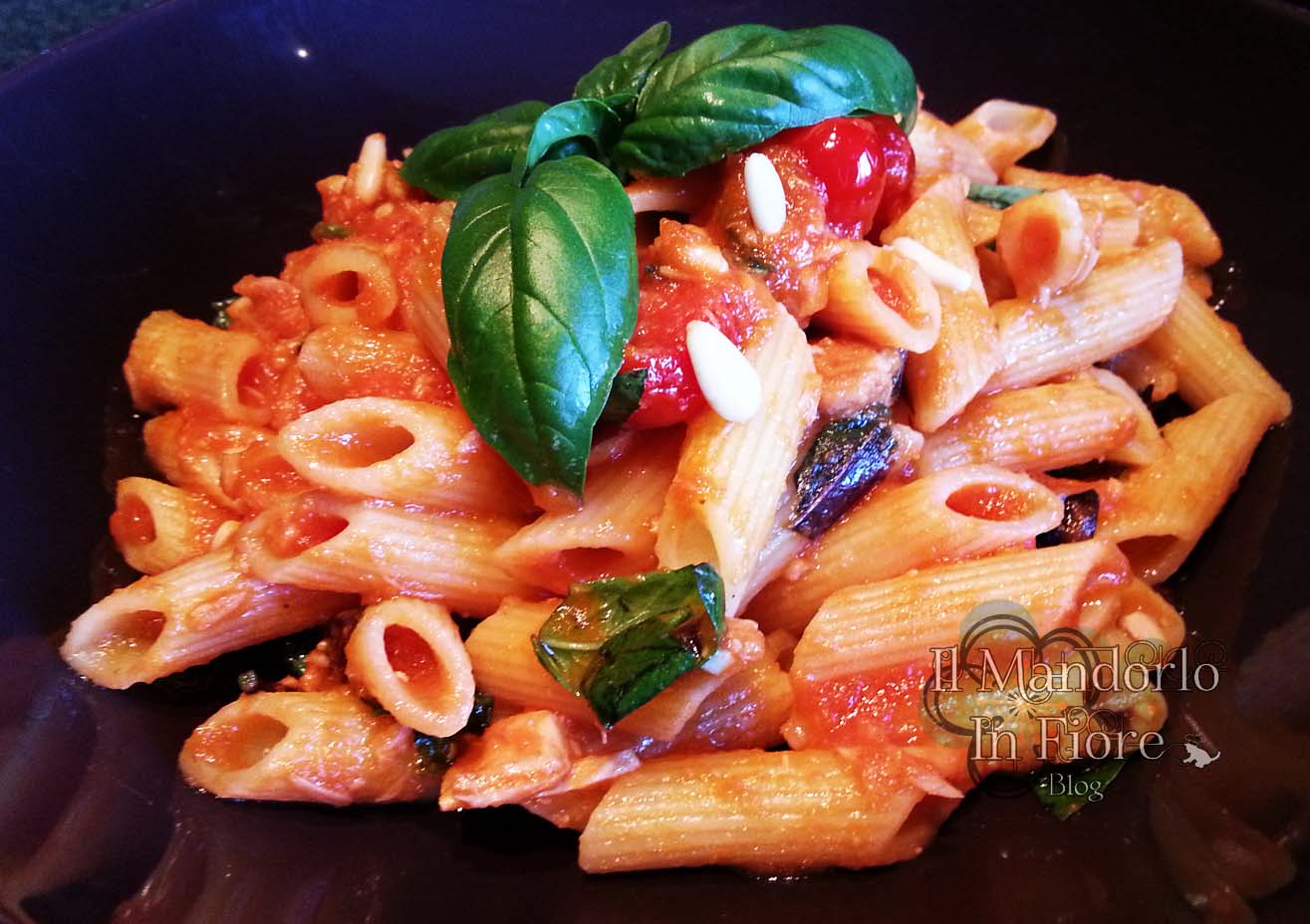Penne al sugo di tonno con pinoli e basilico