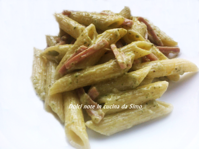 Penne alle 3 p con pesto prosciutto e panna