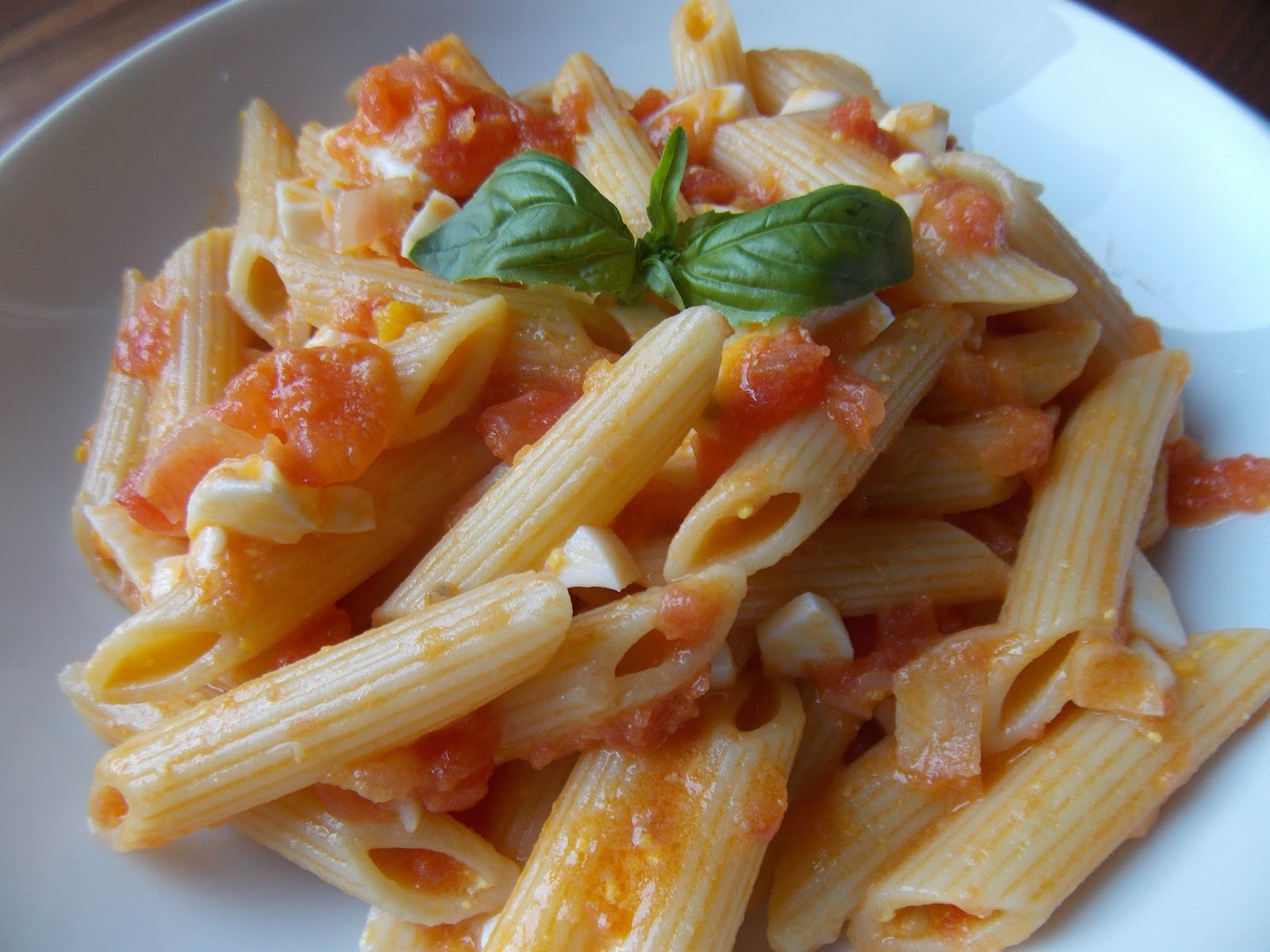 Penne col pomodoro e uovo sodo