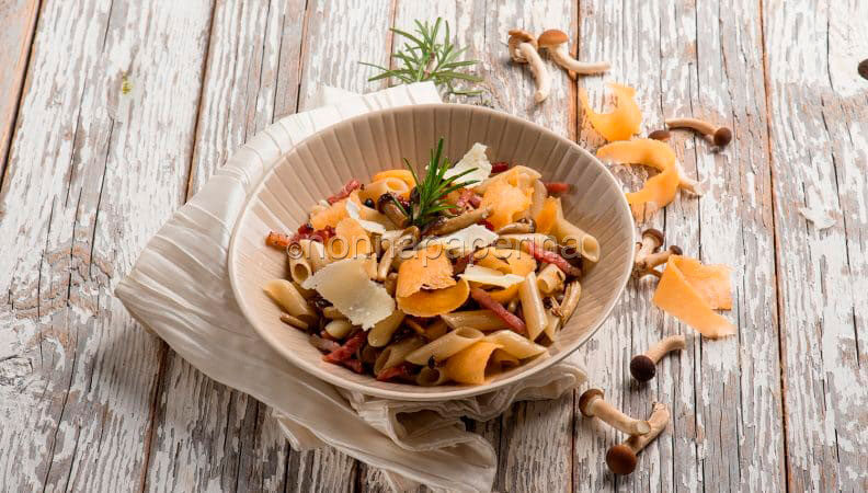 Penne con chiodini, speck e riccioli di zucca: a tavola con più gusto!