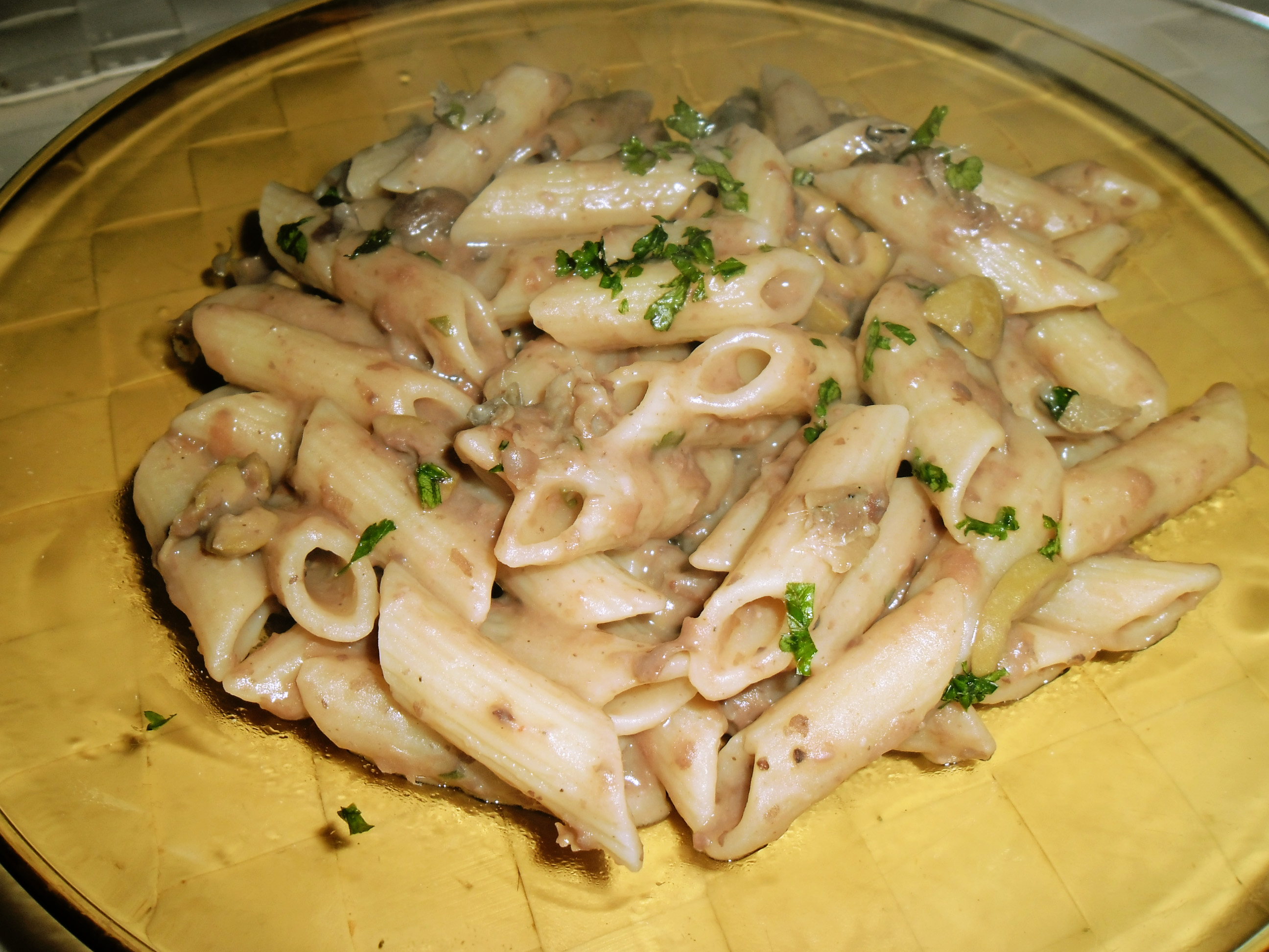 Penne con crema di fagioli, olive e acciughe