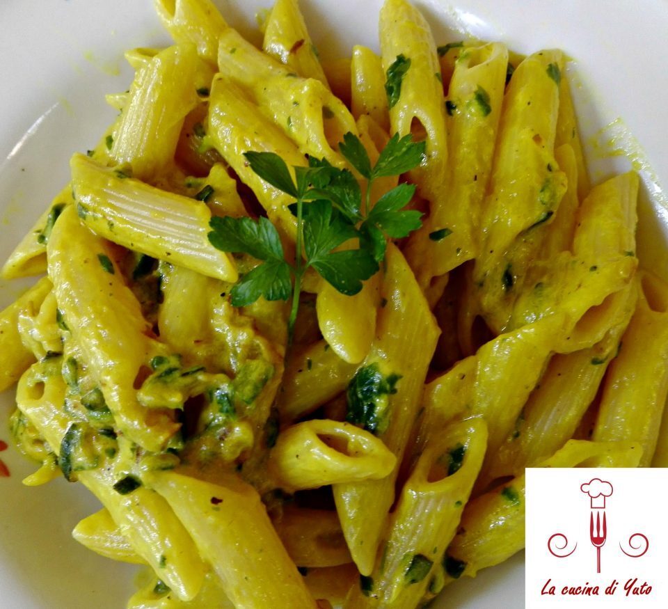 Penne con crema di zucchine e curcuma