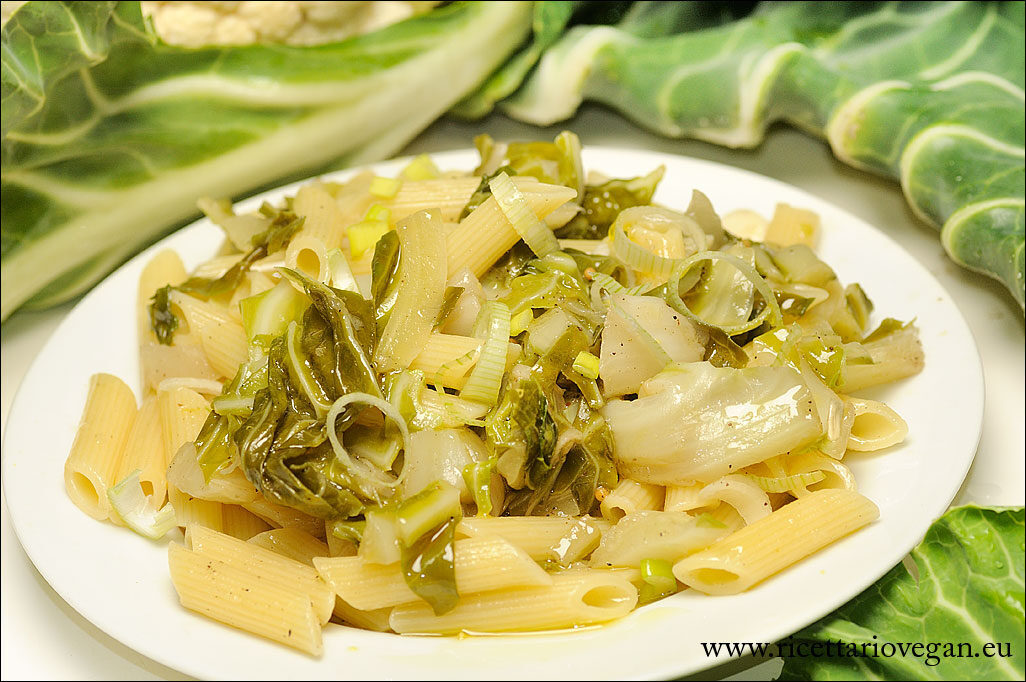 Penne con foglie di cavolfiore e cipolla