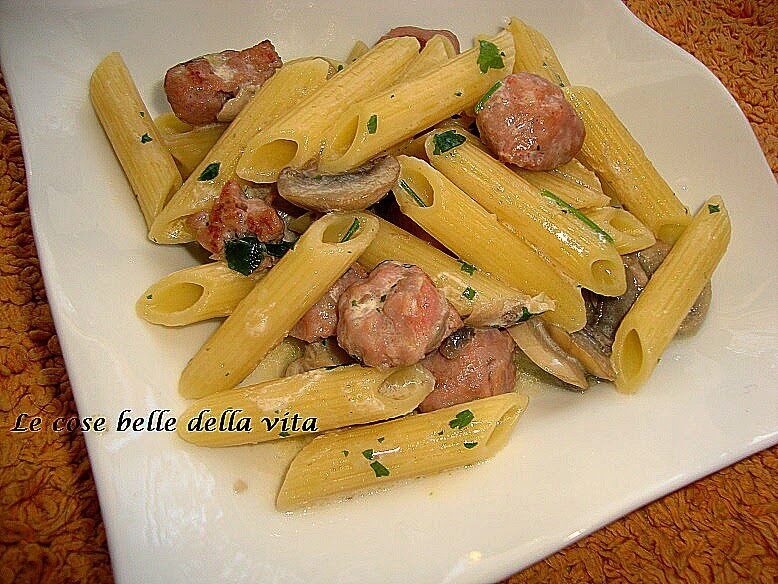 Penne con funghi salsiccia e panna