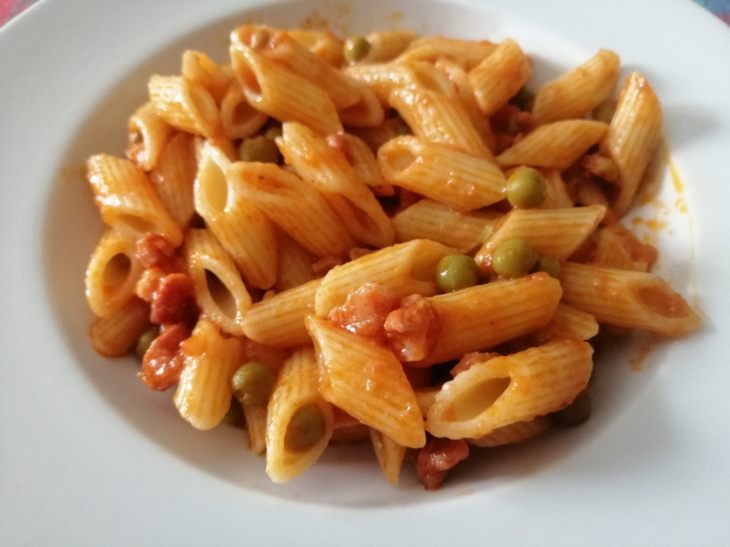 Penne con guanciale e piselli