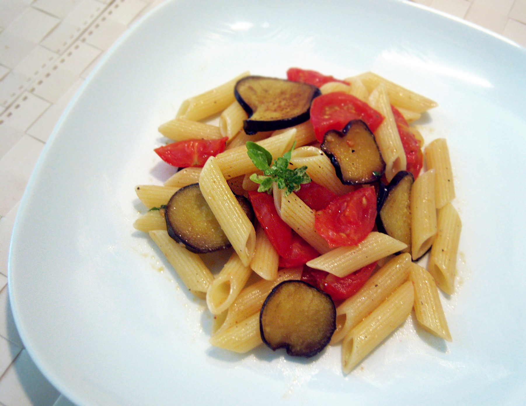 Penne con melanzane e pomodorini