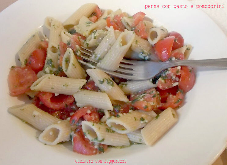 Penne con pesto e pomodorini