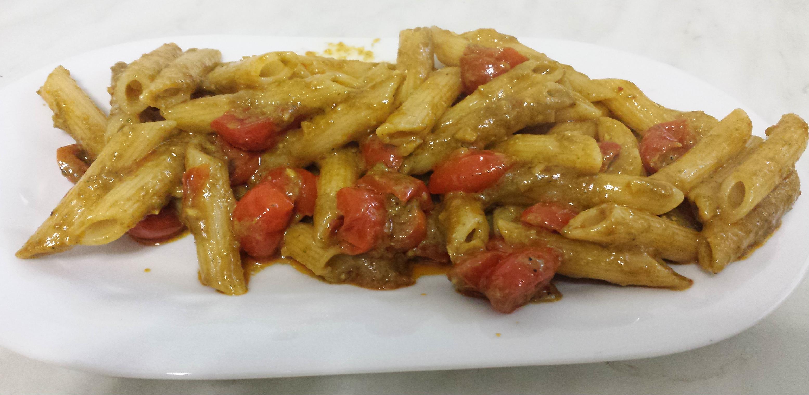 Penne con pesto, pomodorini e mandorle