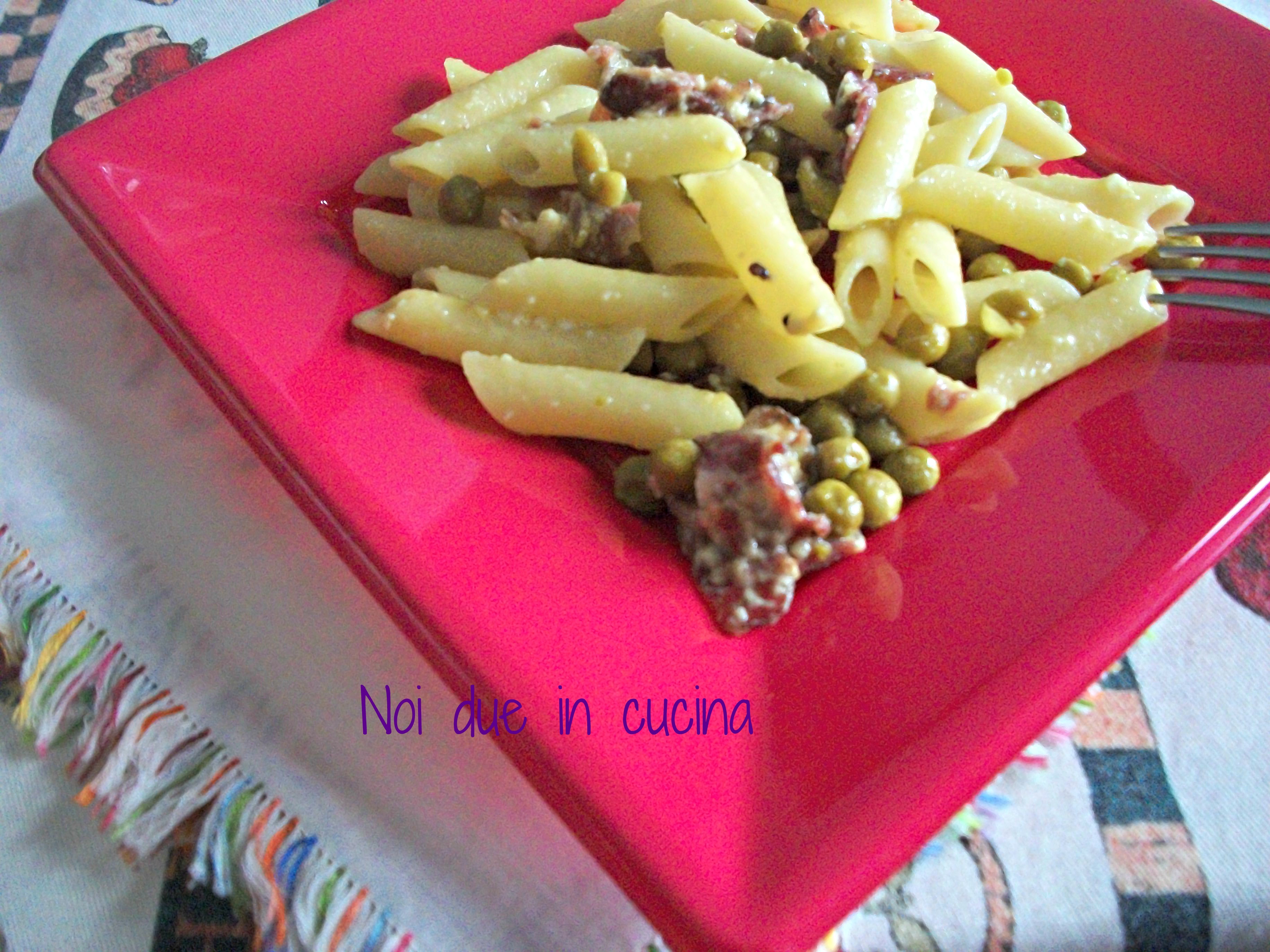 Penne con piselli e speck