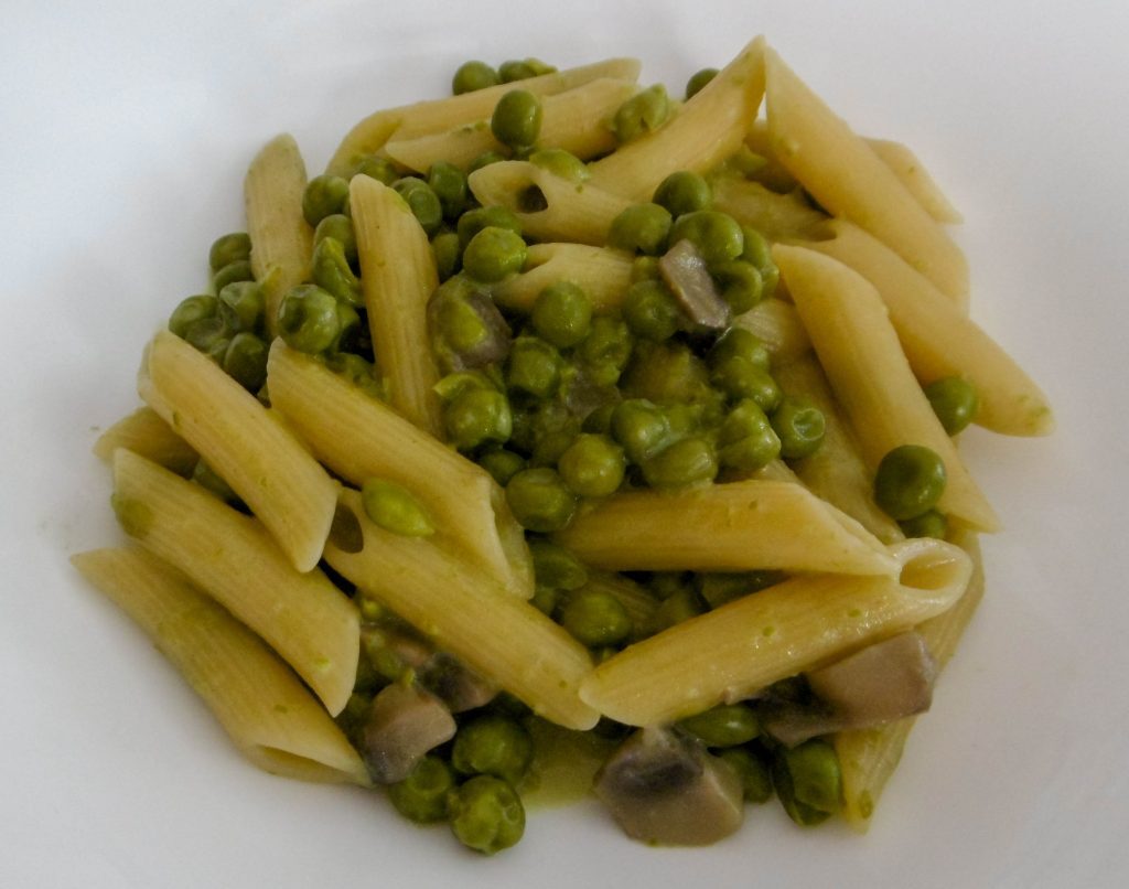 Penne con piselli, funghi e panna