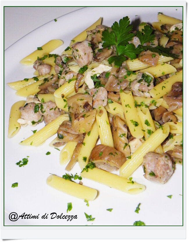 Penne con pollo funghi e salsiccia