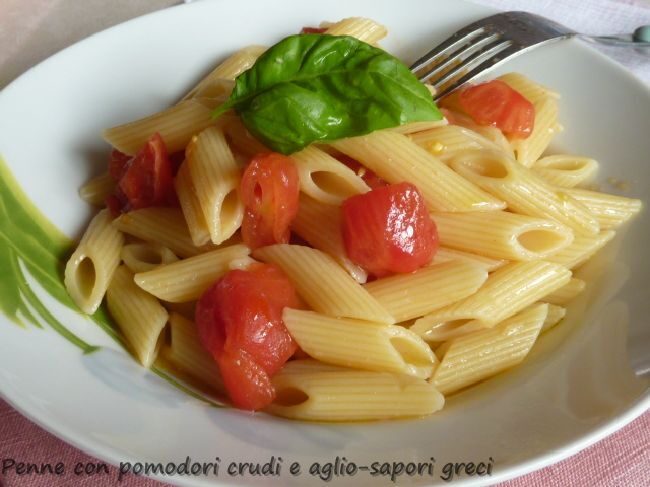 Penne con pomodori crudi e aglio