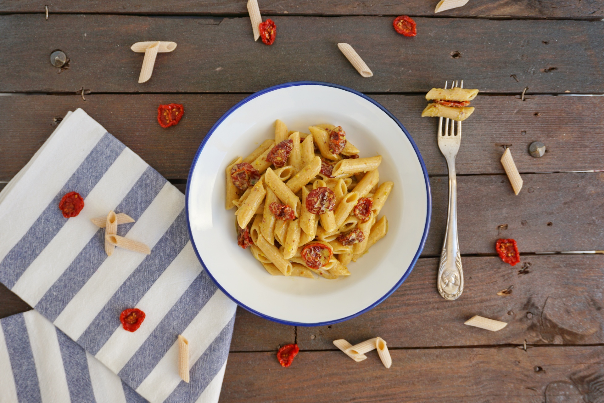 Penne con pomodori secchi e pesto di pistacchio