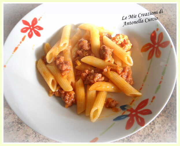 Penne con porri e salsiccia