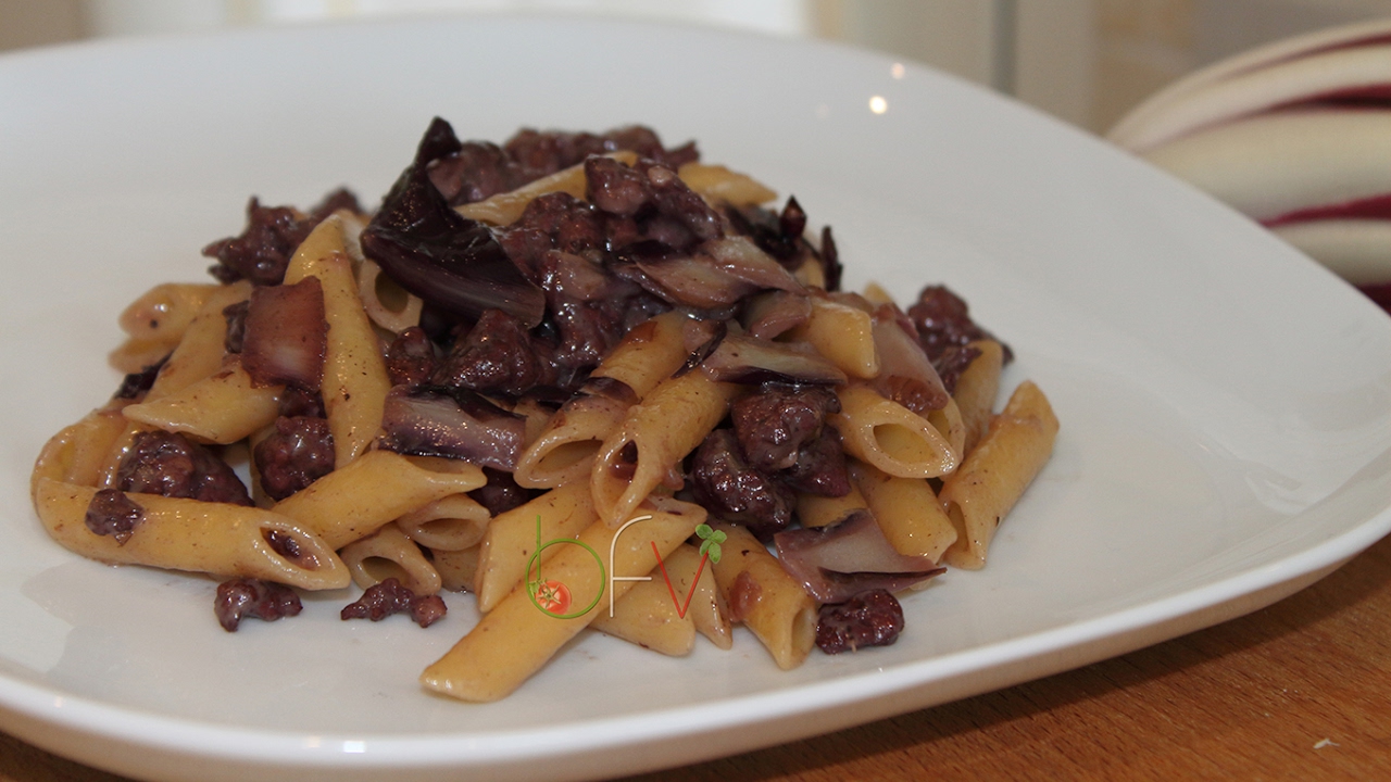 Penne con radicchio salsiccia e taleggio [videoricetta]