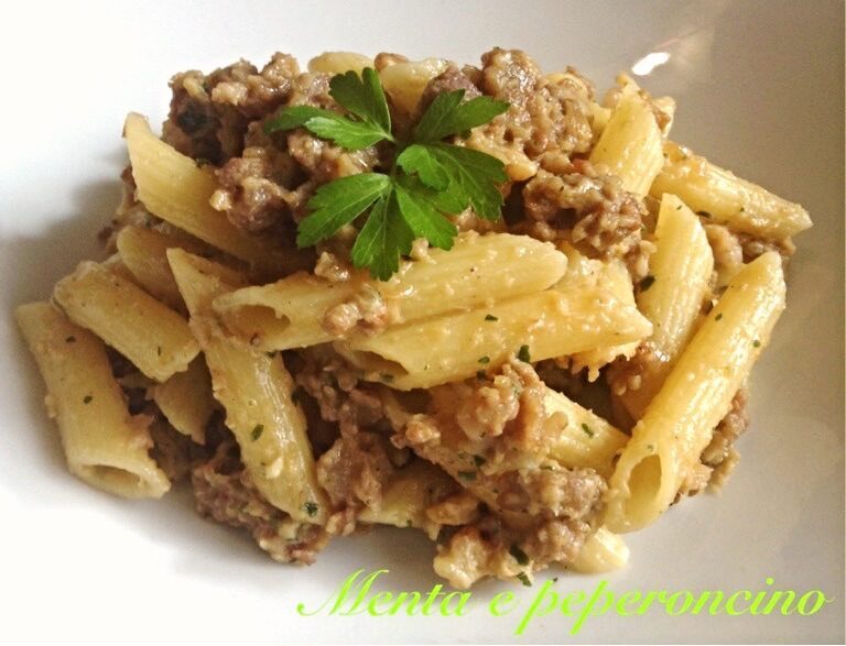 Penne con salsiccia noci e crema di melanzane