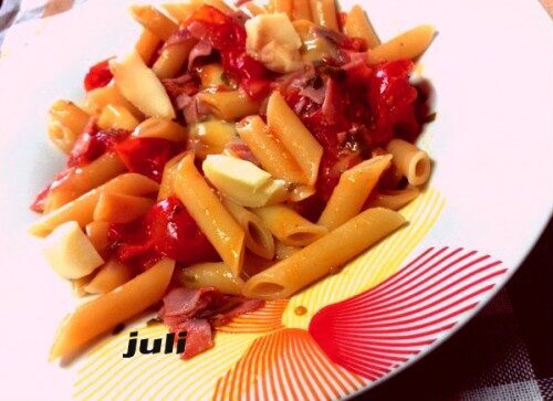 Penne con scamorza pomodoro prezzemolo aglio peperoncino