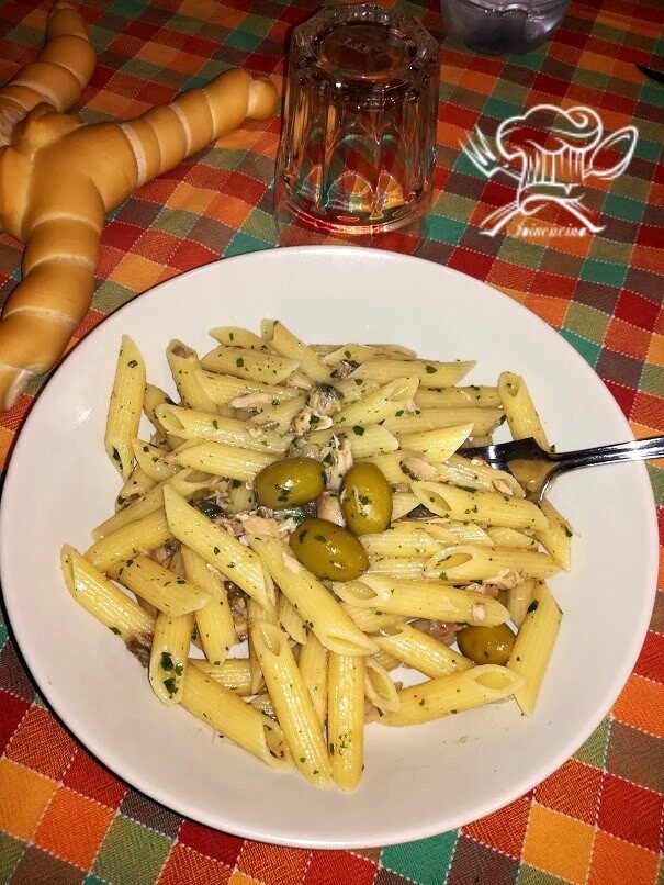 Penne con sgombro e olive