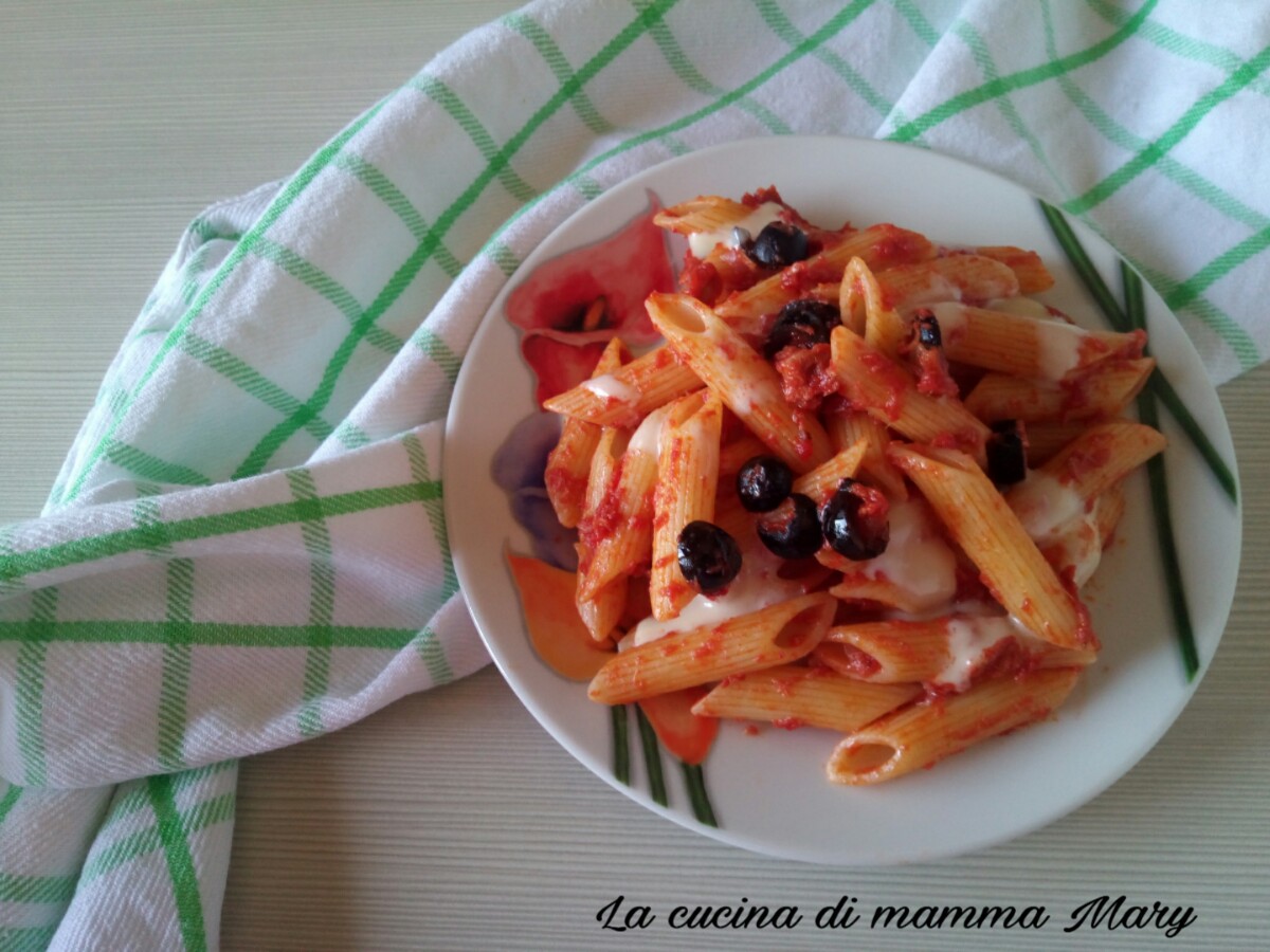 Penne con sugo al tonno e provola affumicata filante