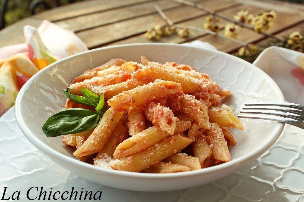 Penne con sugo di ricotta e pomodoro
