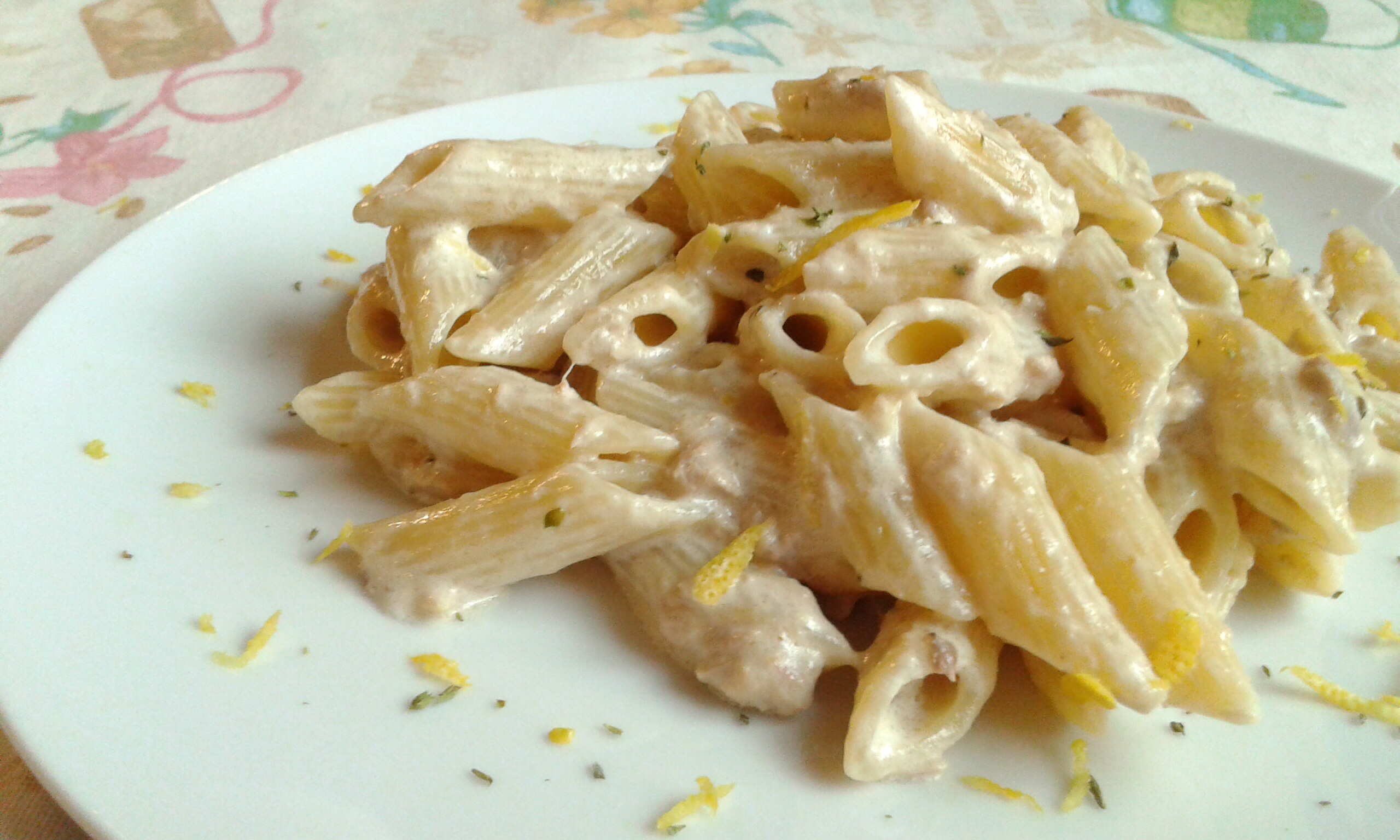 Penne con sugo in bianco di tonno