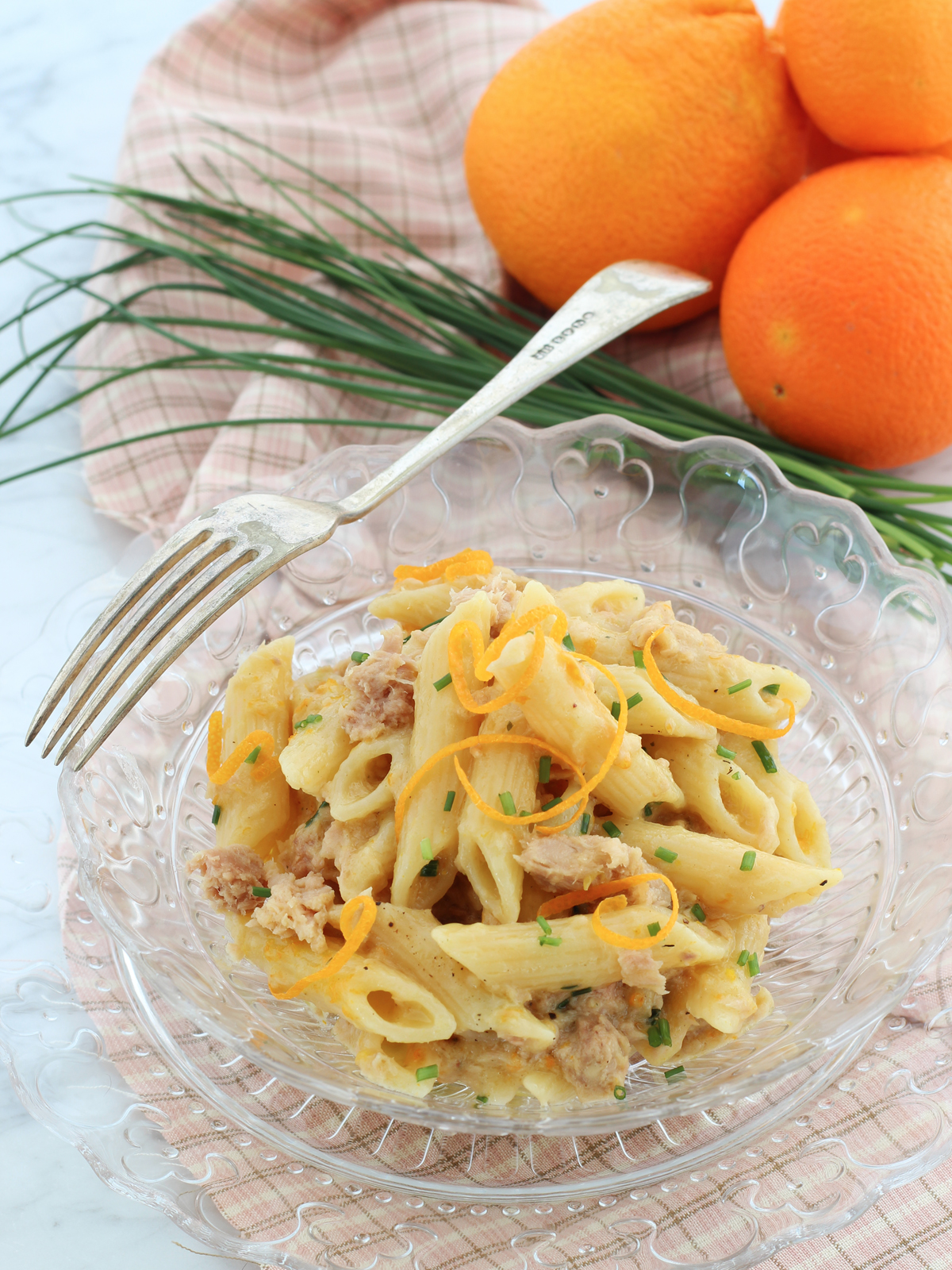 Penne con tonno, arancia ed erba cipollina