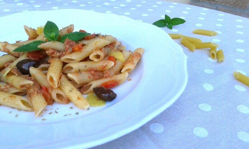 Penne con tonno, peperoni e olive taggiasche