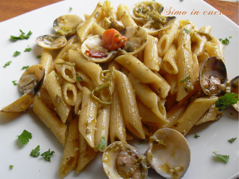 Penne con vongole e asparagi