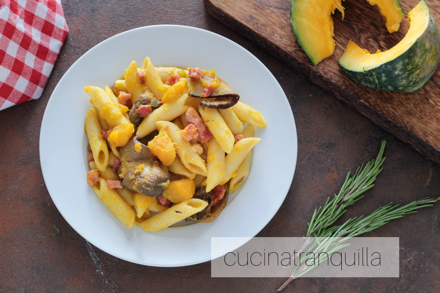 Penne con zucca pancetta e funghi porcini secchi