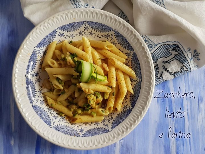 Penne con zucchine e gamberetti al curry