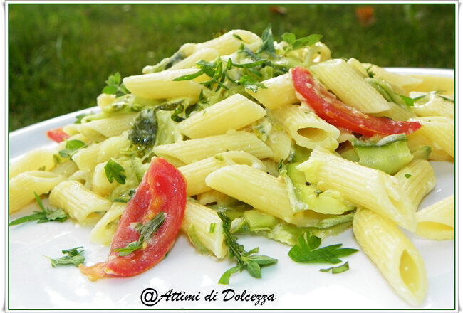 Penne con zucchine e yogurt greco