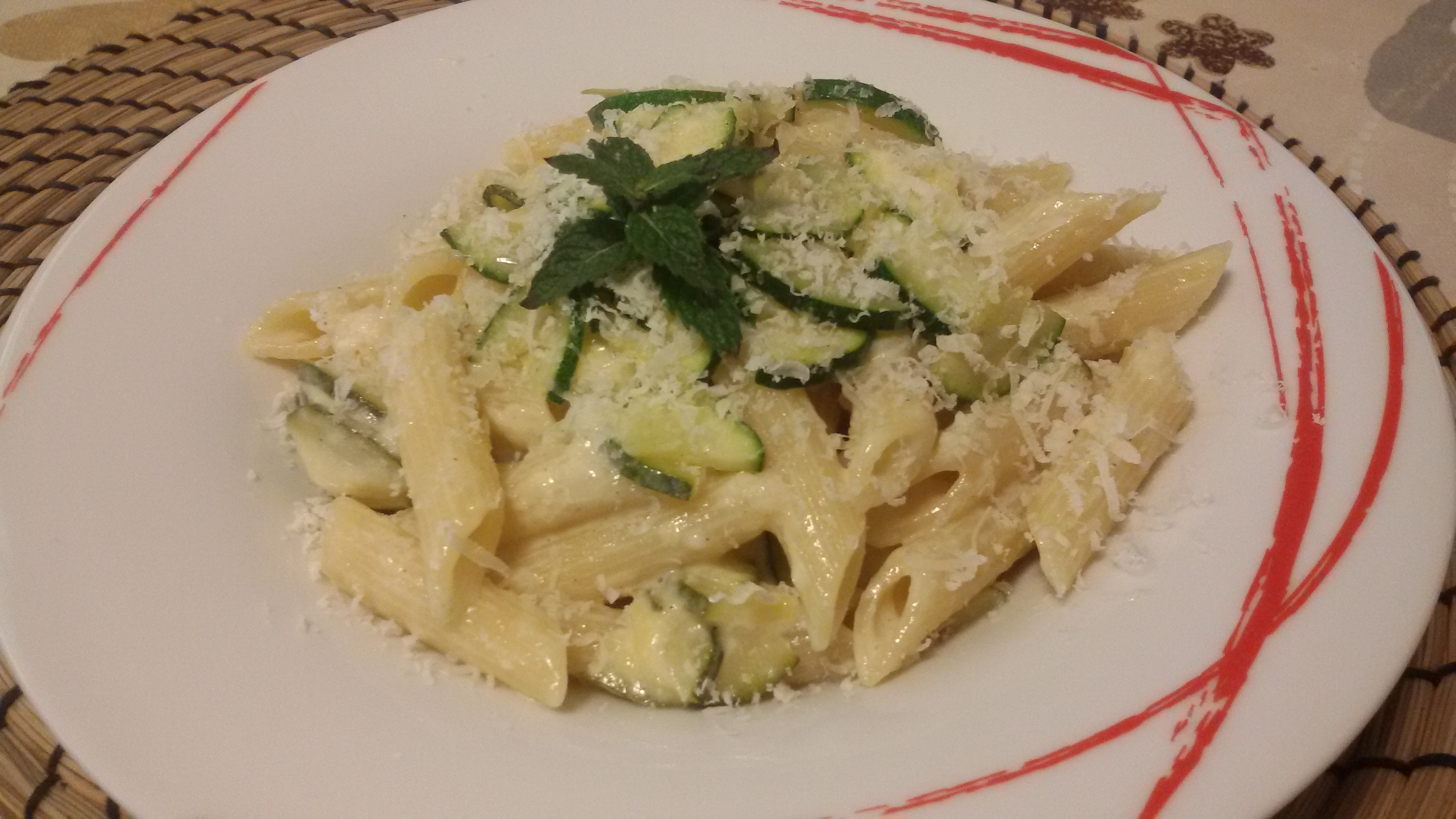 Penne con zucchine, stracchino e menta