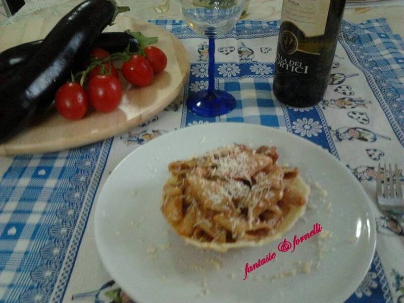 Penne corte rigate con melenzane su cialda di parmigiano