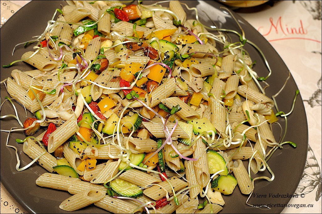 Penne di canapa con le verdure e germogli