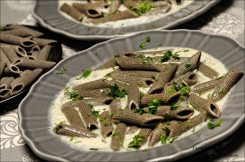 Penne di farro integrale e ortica con la crema alle erbe