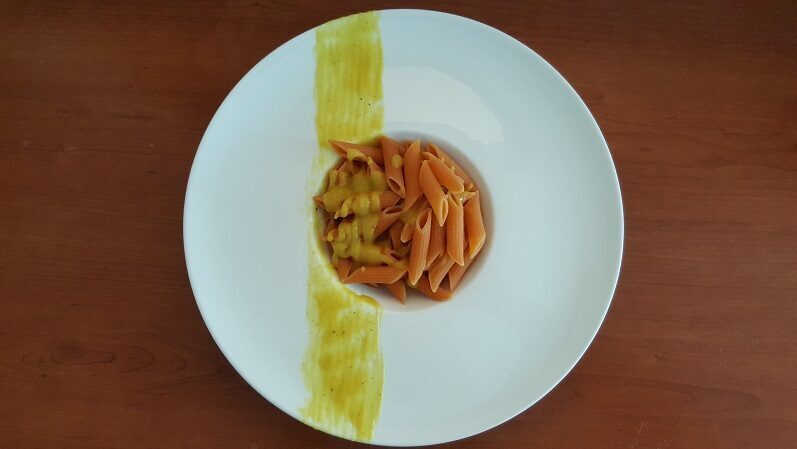 Penne di lenticchie rosse con crema di patate, cipolle e curry