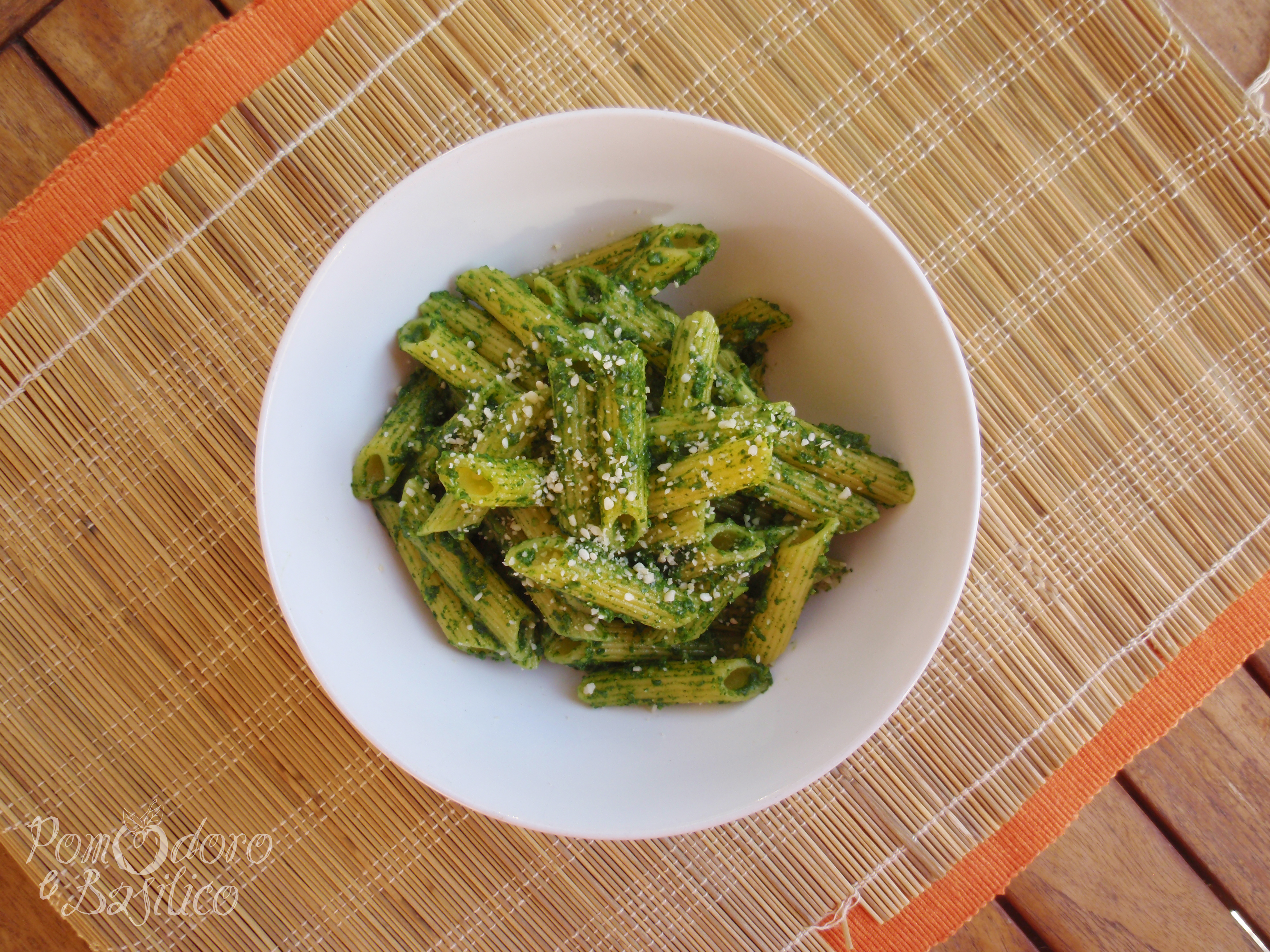 Penne di mais e riso al pesto di spinaci
