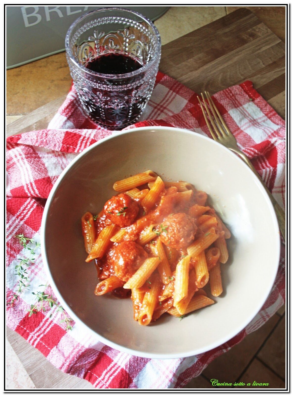 Penne di mais e riso con polpettine