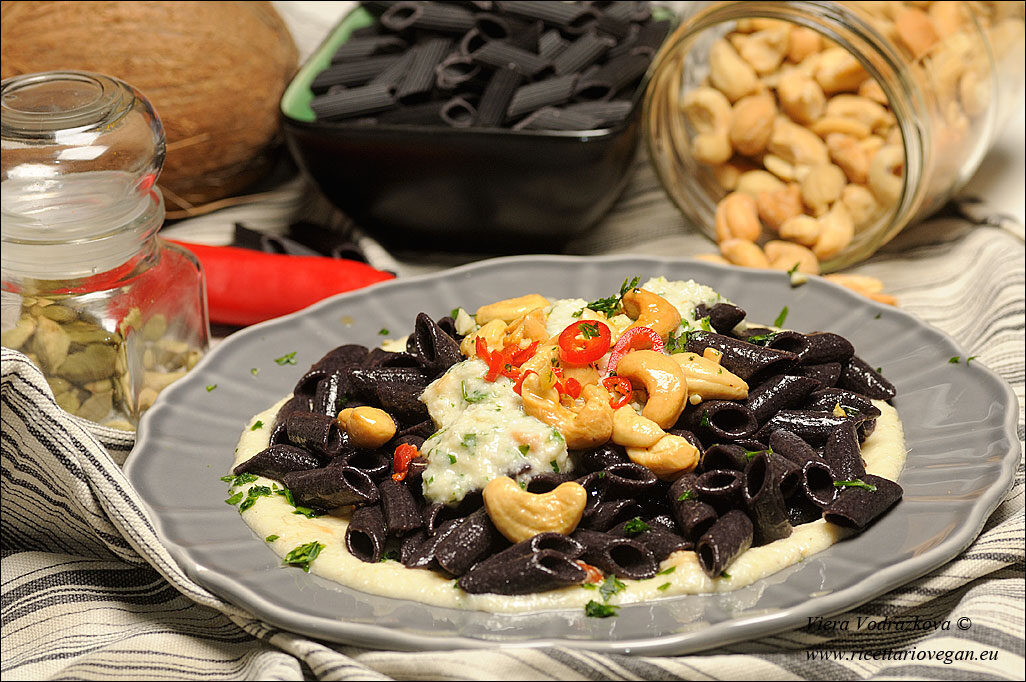 Penne di riso nero con profumo esottico