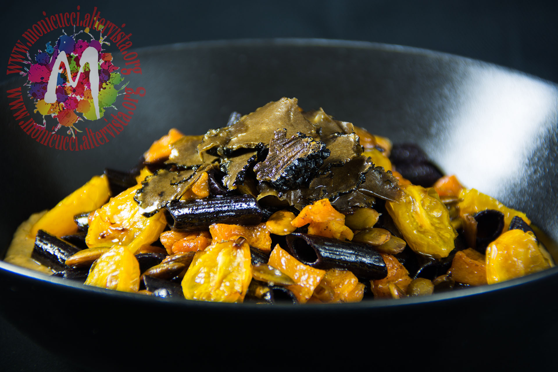 Penne di riso nero integrale con zucca gialla e tartufo