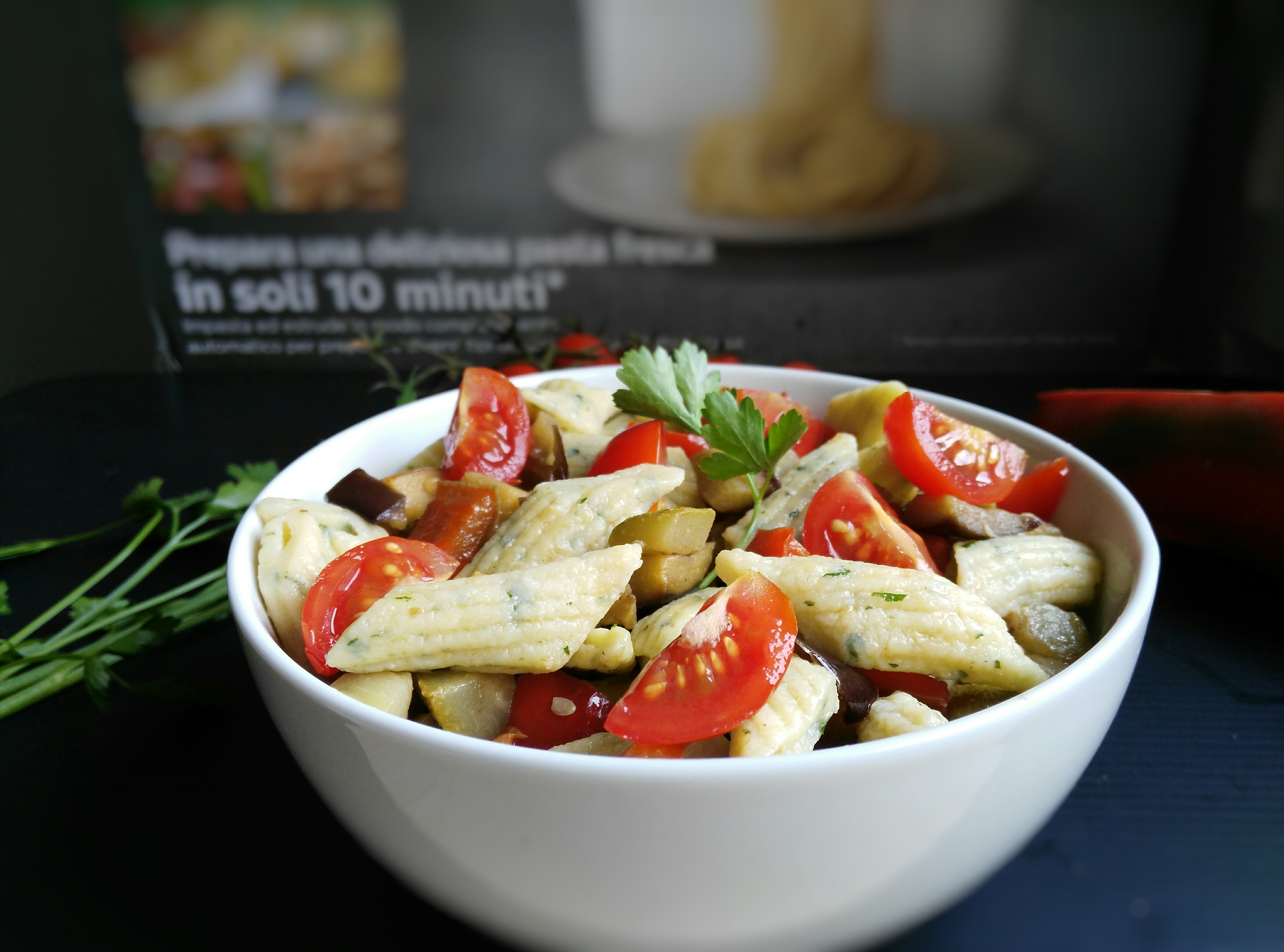 Penne fredde al prezzemolo con verdure saltate