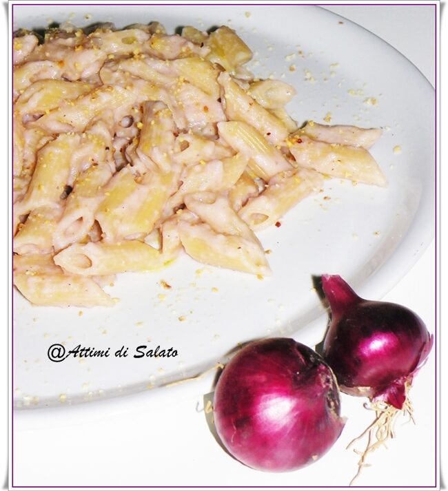 Penne in salsa di cipolle rosse e nocciole