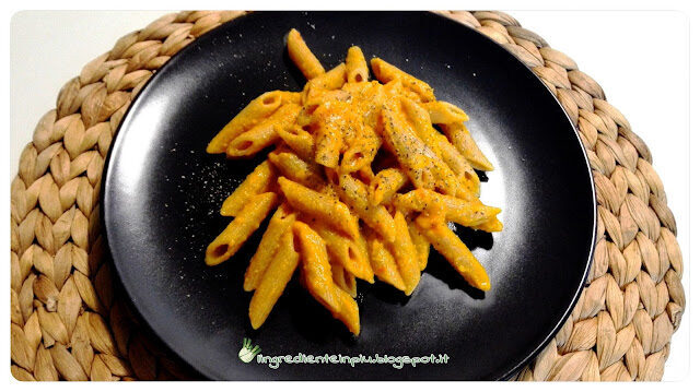 Penne integrali con crema di peperoni e carote alla senape