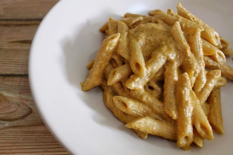 Penne integrali con pesto di peperoni, pecorino e noci